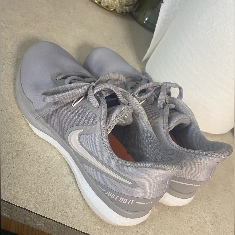 Nike Women's Gray Athletic Shoes